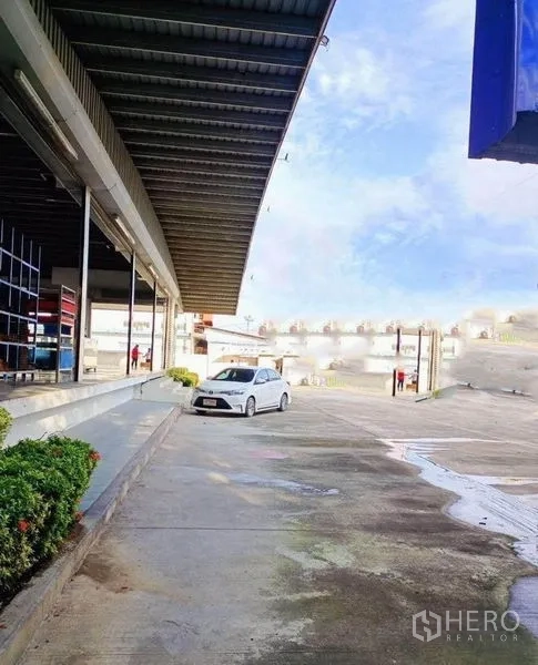 คลังสินค้า ให้เช่าในBang Phli, Samut Prakan - ชานโหลดสินค้ามีหลังคาพร้อมทางลาดและลานคอนกรีตกว้างข้างตัวโกดัง