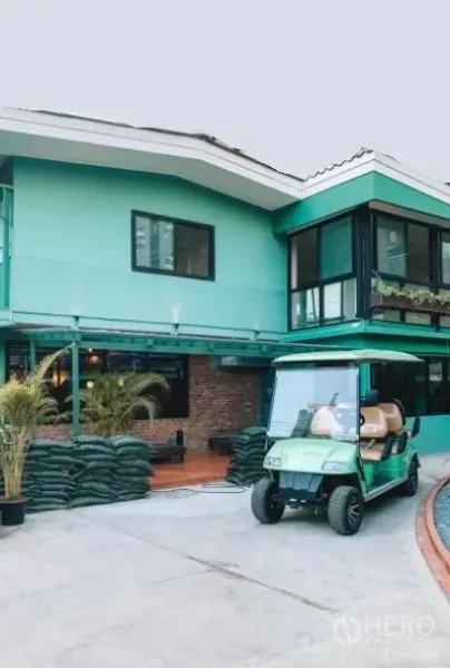 独立式住宅 出售在Khlong Toei, Bangkok - 两层薄荷绿色独栋住宅，转角大玻璃窗，宽阔车道停有高尔夫电瓶车，曼谷Ekkamai。