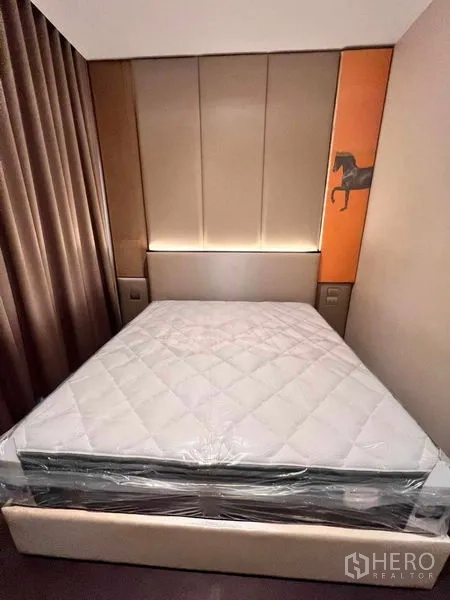 Condominium for rent in Watthana, Bangkok - Cozy bedroom featuring a padded headboard, warm lighting, and blackout curtains.