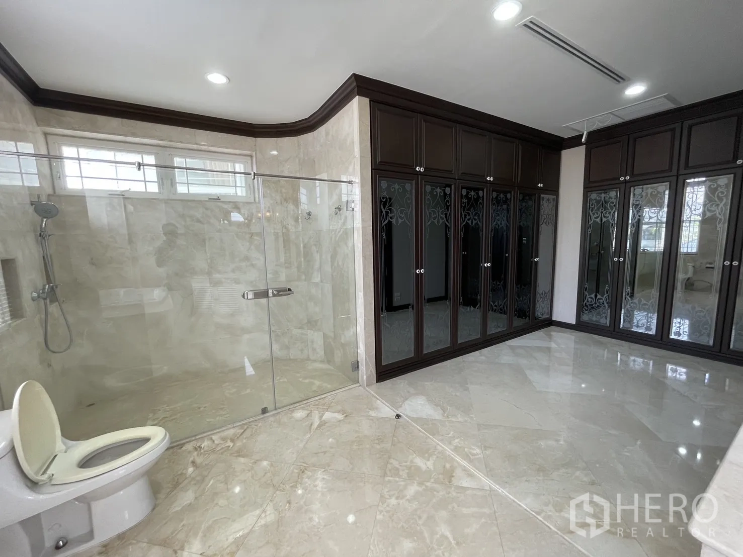 Detached House for rent in Chatuchak, Bangkok - Large bathroom with glass shower enclosure and a wall of mirrored wardrobes.