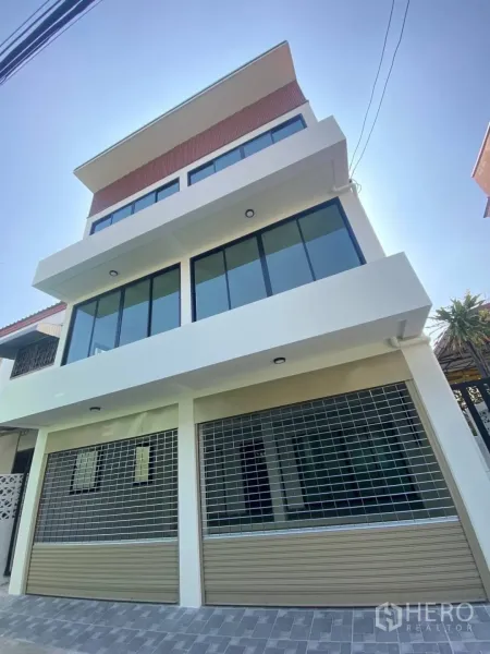 สำนักงานที่บ้าน ขาย - อาคารโฮมออฟฟิศสไตล์โมเดิร์นสูงหลายชั้น กระจกบานกว้างและประตูม้วนคู่ในเขตวัฒนา กรุงเทพฯ