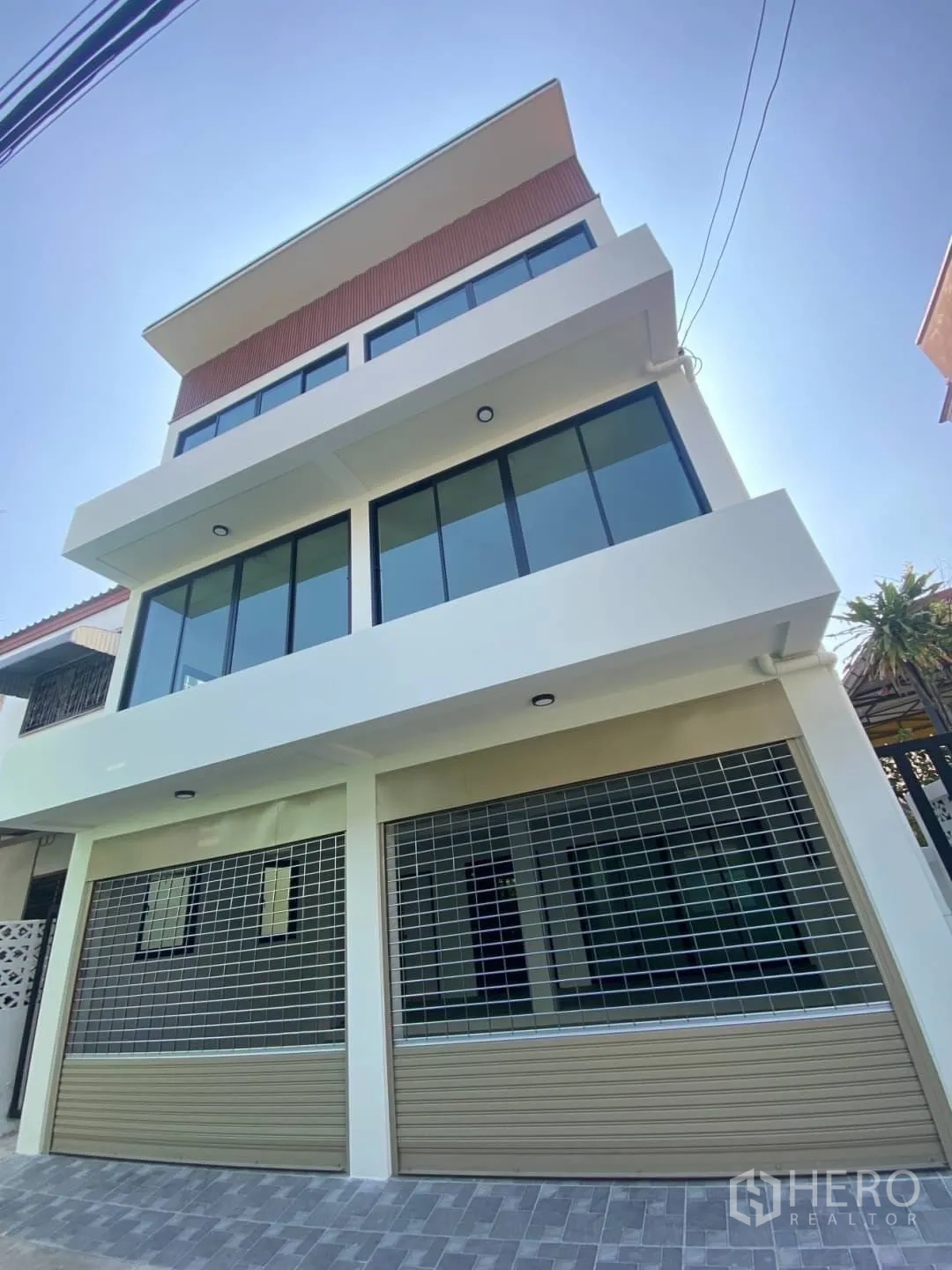 สำนักงานที่บ้าน ขาย - อาคารโฮมออฟฟิศสไตล์โมเดิร์นสูงหลายชั้น กระจกบานกว้างและประตูม้วนคู่ในเขตวัฒนา กรุงเทพฯ