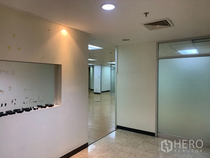Office Space for rent in Bang Rak, Bangkok - Reception corridor with spotlight, ceiling AC vent and a frosted glass door leading to the workspace.