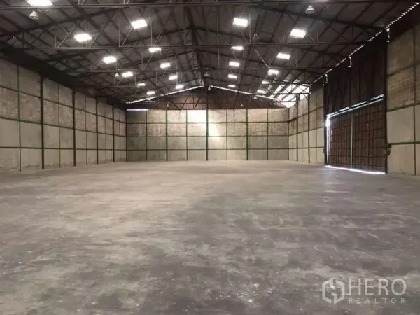 Factory for rent in Bang Pakong, Chachoengsao - Large factory space facing big sliding doors, steel roof trusses and skylights.
