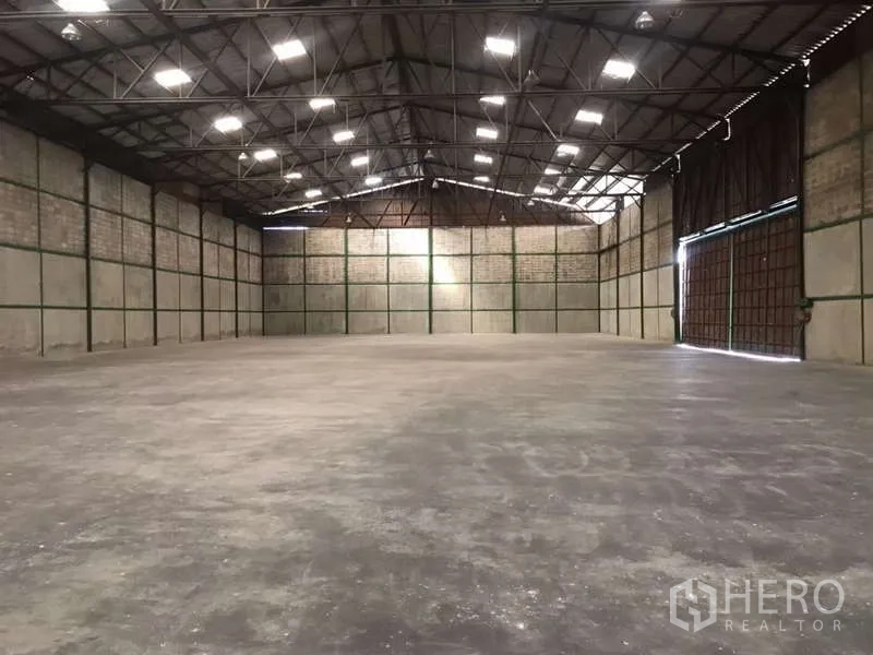 Factory for rent in Bang Pakong, Chachoengsao - Large factory space facing big sliding doors, steel roof trusses and skylights.