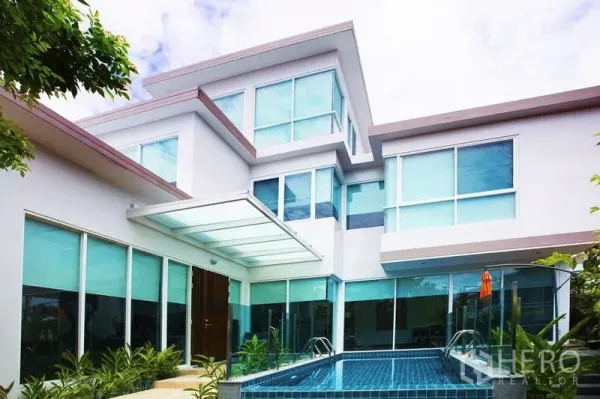 บ้าน ให้เช่าในLat Phrao, Bangkok - ด้านนอกบ้านเดี่ยวสไตล์โมเดิร์นพร้อมสระว่ายน้ำส่วนตัวและกระจกบานใหญ่