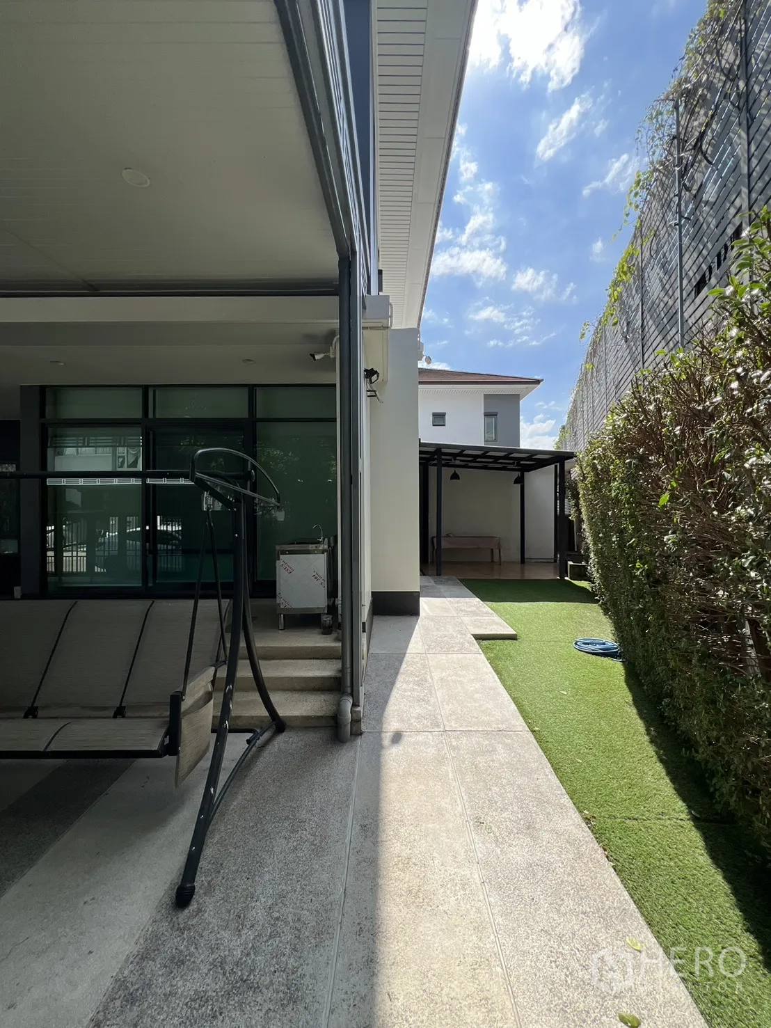 Detached House for sale in Bang Kapi, Bangkok - Side yard walkway with steps leading to a covered patio and utility area.