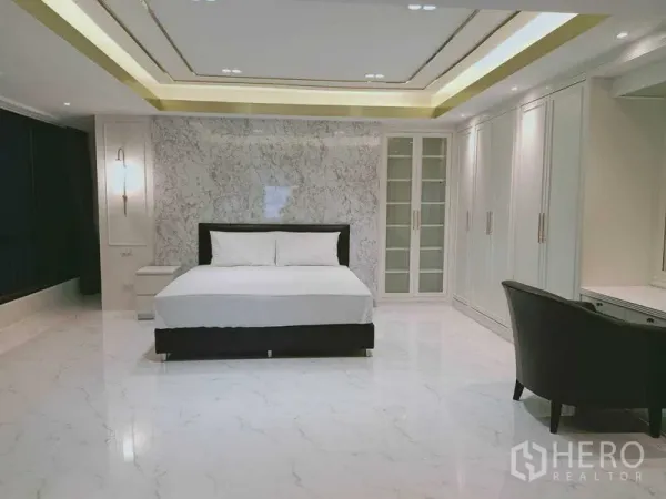 คอนโด for ในWatthana, Bangkok - ห้องนอนใหญ่ ผนังลายหินอ่อนและตู้เสื้อผ้าบิวท์อินเต็มความสูง