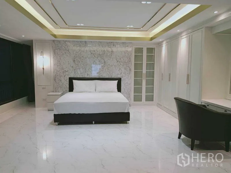 คอนโด for ในWatthana, Bangkok - ห้องนอนใหญ่ ผนังลายหินอ่อนและตู้เสื้อผ้าบิวท์อินเต็มความสูง