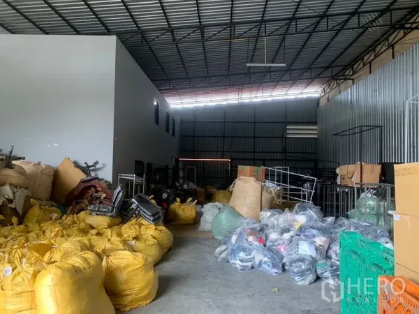 货栈 出租在Bang Kapi, Bangkok - 仓库内部空间开阔，挑高天花与钢结构，混凝土地面便于存放。