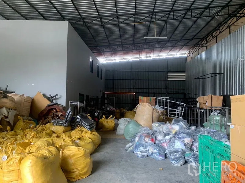 货栈 出租在Bang Kapi, Bangkok - 仓库内部空间开阔，挑高天花与钢结构，混凝土地面便于存放。