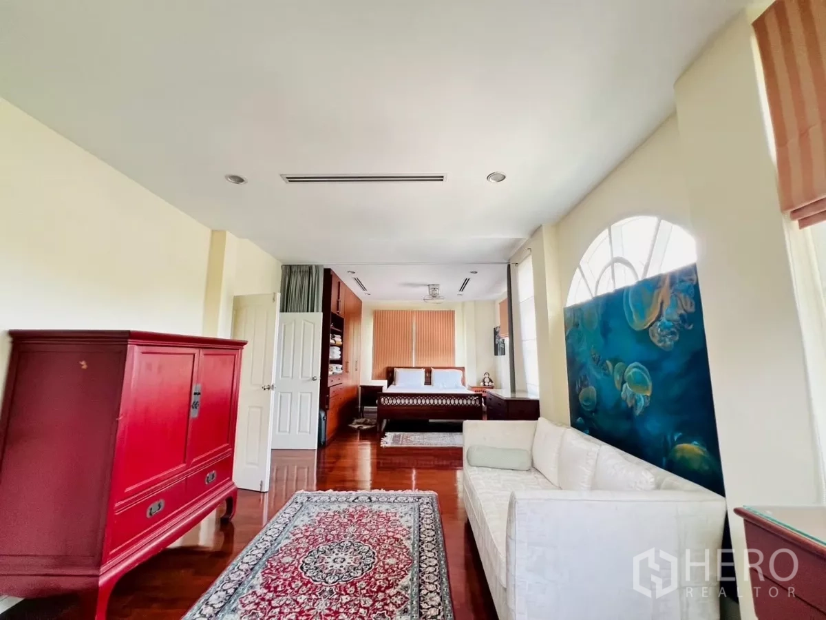独立式住宅 出租在Prawet, Bangkok - 宽阔主套房，设会客区，沙发与独立睡眠区。