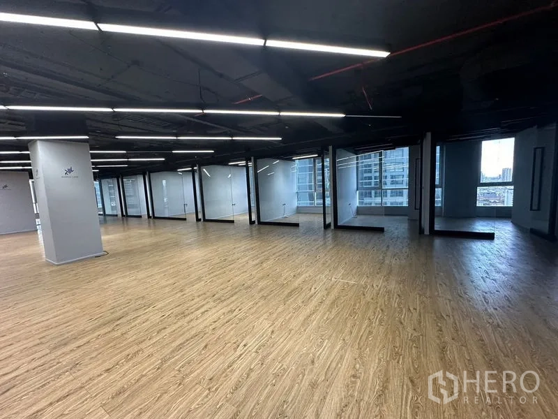 办公空间 出租在Bang Rak, Bangkok - 开放式办公区，整排玻璃隔间与城市景观窗