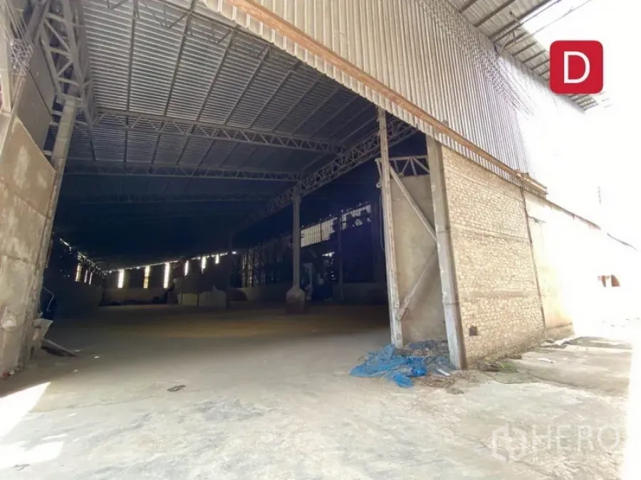 Factory for rent in Chachoengsao - High-clearance factory entrance with steel cladding, wide sliding door and concrete apron.