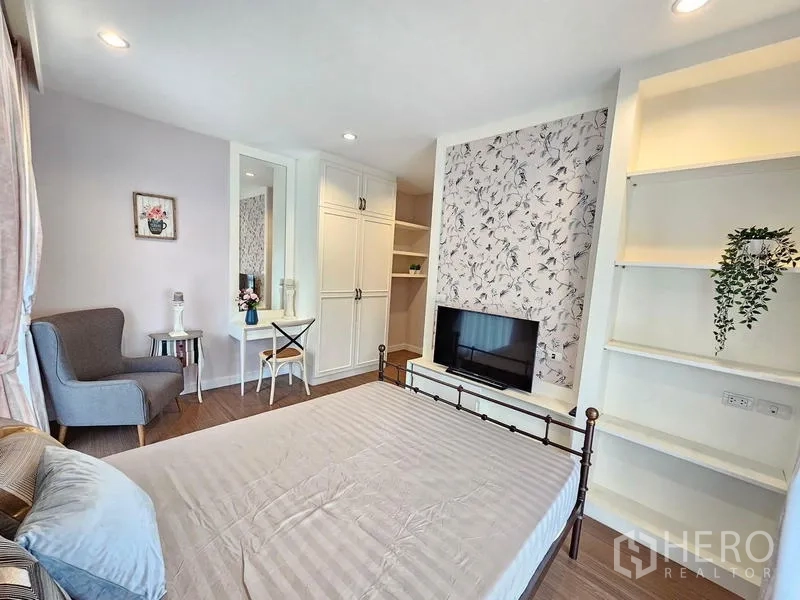 บ้าน ให้เช่าในPrawet, Bangkok - มุมมองห้องนอนหลักพร้อมทีวี ตู้บิวท์อินสีขาว และชั้นวางของ