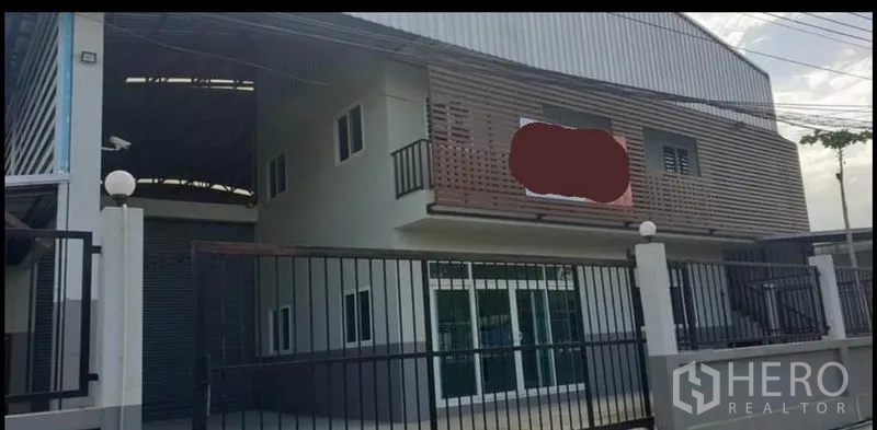 货栈 出租在Khlong Luang, Pathum Thani - 带大门的入口视角，仓库旁连接两层办公室。