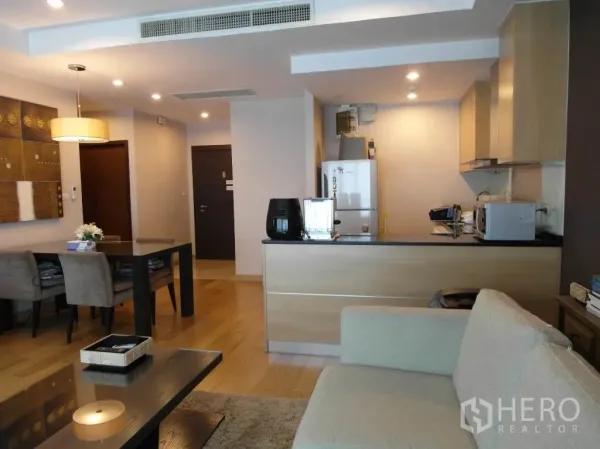 คอนโด ให้เช่าหรือขายในSathon, Bangkok - ห้องรับแขกสว่าง เชื่อมครัวบิวท์อินตู้ไม้ โต้ะทานข้าว และโถงทางเข้า