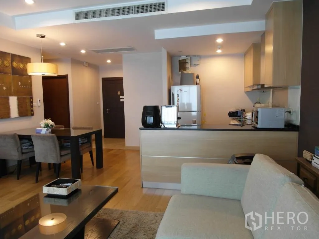 คอนโด ให้เช่าหรือขายในSathon, Bangkok - ห้องรับแขกสว่าง เชื่อมครัวบิวท์อินตู้ไม้ โต้ะทานข้าว และโถงทางเข้า