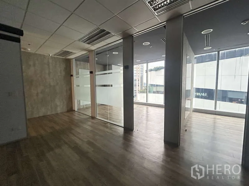 办公空间 出租 - 开放区域通往玻璃会议室，可观城市景色