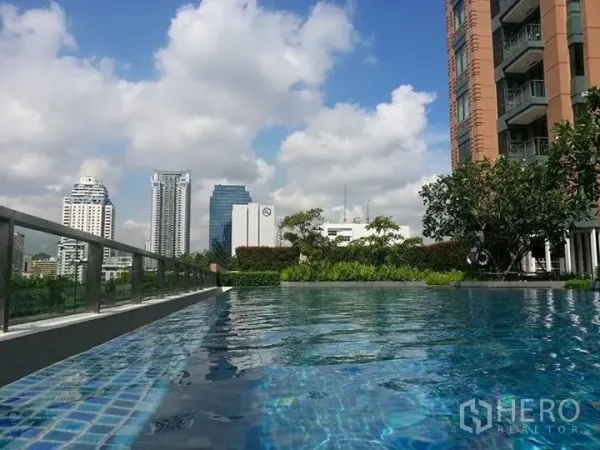 公寓 出租或出售在Ratchathewi, Bangkok - 公寓户外泳池，享城市天际线景观与绿化平台。