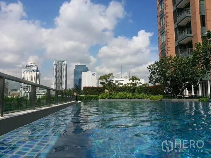 公寓 出租或出售在Ratchathewi, Bangkok - 公寓户外泳池，享城市天际线景观与绿化平台。