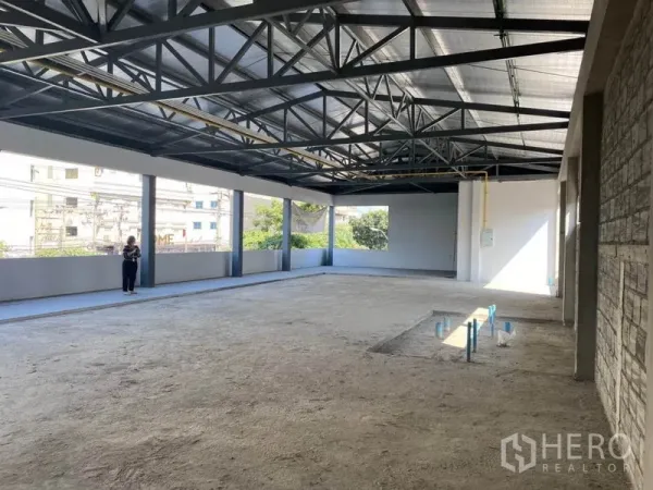 零售空间 出租在Khlong Toei, Bangkok - 采光充足的零售大厅，长侧开口、半高女儿墙与金属屋顶