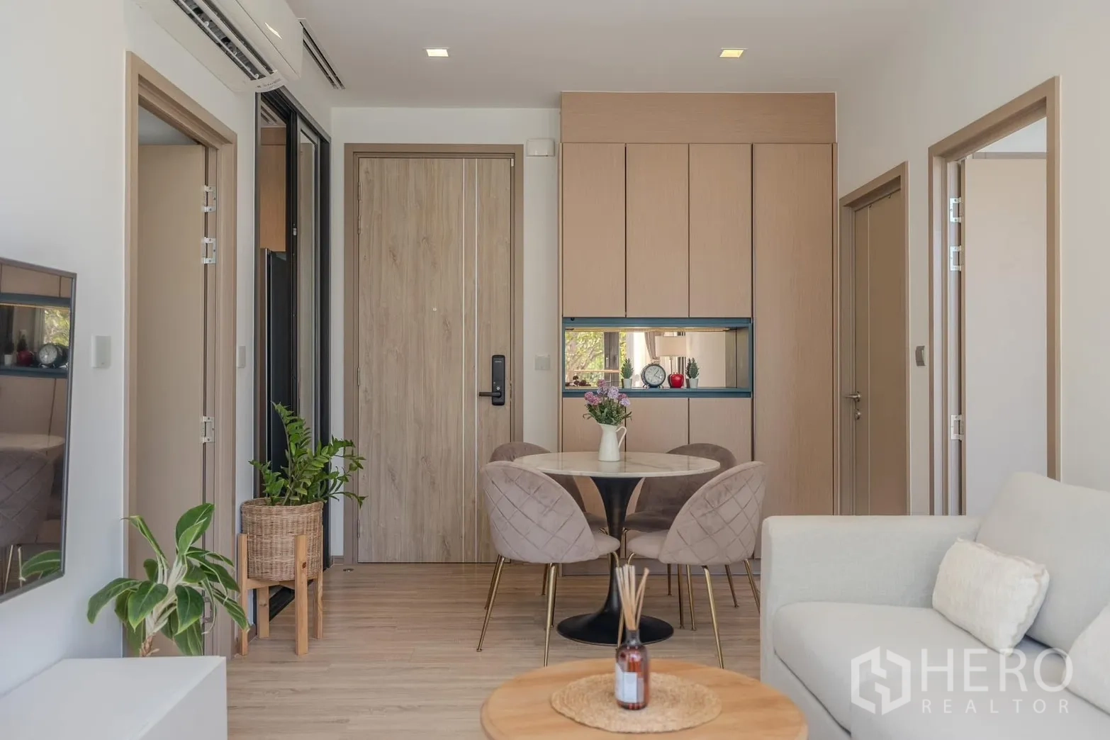 คอนโด for rent in Watthana, Bangkok - มุมทานอาหาร 4 ที่นั่ง ข้างตู้บิลท์อิน และประตูทางเข้าลายไม้