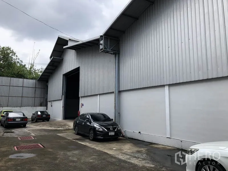 货栈 出租在Pak Kret, Nonthaburi - 仓库侧立面与车道，设有停车位，暖武里府。