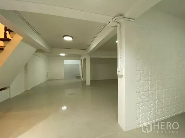 บ้าน ให้เช่าในBang Na, Bangkok - มุมกว้างของพื้นที่นั่งเล่นสว่าง โปร่ง มีเสา ไฟเพดาน และผนังลวดลาย