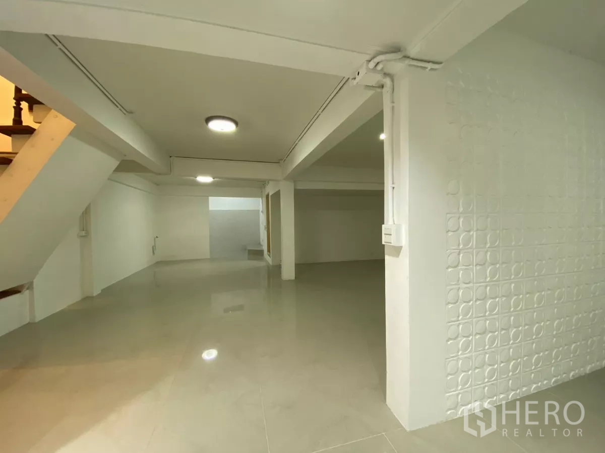 บ้าน ให้เช่าในBang Na, Bangkok - มุมกว้างของพื้นที่นั่งเล่นสว่าง โปร่ง มีเสา ไฟเพดาน และผนังลวดลาย