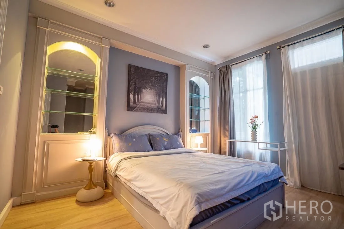 ทาวน์เฮาส์ for rent in Yan Nawa, Bangkok - ห้องนอนโปร่ง เตียงคั่นด้วยตู้โชว์กระจกและหน้าต่างสูง