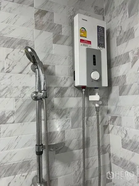 带办公室的家 出租在Bang Sue, Bangkok - 浴室内配手持花洒和电热水器，墙面为大理石纹瓷砖。