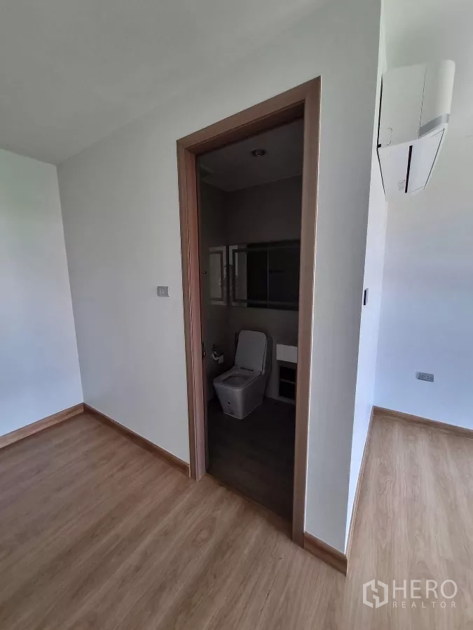 Home Office for rent in Khlong Toei, Bangkok - Bedroom entrance to an ensuite bathroom with an air-conditioning unit.