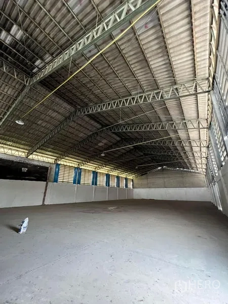 Warehouse for rent in Bang Pa-in, Phra Nakhon Si Ayutthaya - Close view of curved truss roof and ventilation panels in an empty warehouse.