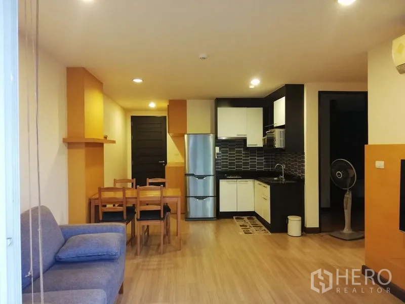 公寓 出租在Watthana, Bangkok - 开放式客餐厅，木地板，黑白配色的厨房与瓷砖背墙。