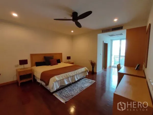 公寓 出租在Khlong Toei, Bangkok - 主卧配特大床与吊扇，木地板，连接阳台。