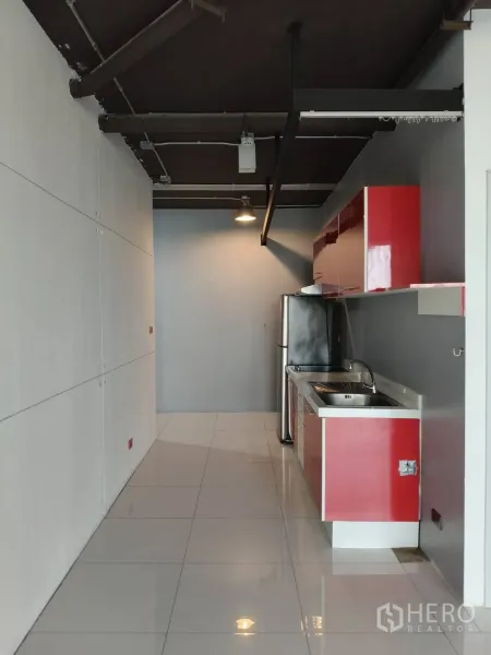 办公空间 出租在Khlong Toei, Bangkok - 狭长工作区，亮面地砖与红色橱柜，不锈钢水槽一体。