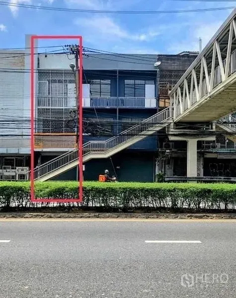 อาคารพาณิชย์ ให้เช่าในKhlong Toei, Bangkok - ด้านหน้าตึกแถวติดสะพานลอย เหมาะกับทำเลคนเดินผ่านจำนวนมาก