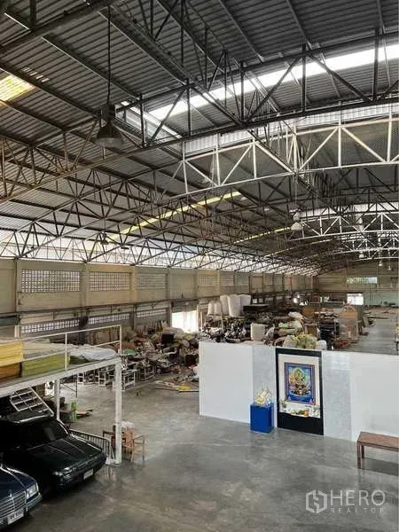 คลังสินค้า ขายในBang Bua Thong, Nonthaburi - ภายในโกดังโปร่งกว้าง โครงหลังคาเหล็ก ช่องรับแสง และพื้นที่จัดเก็บเป็นสัดส่วน.
