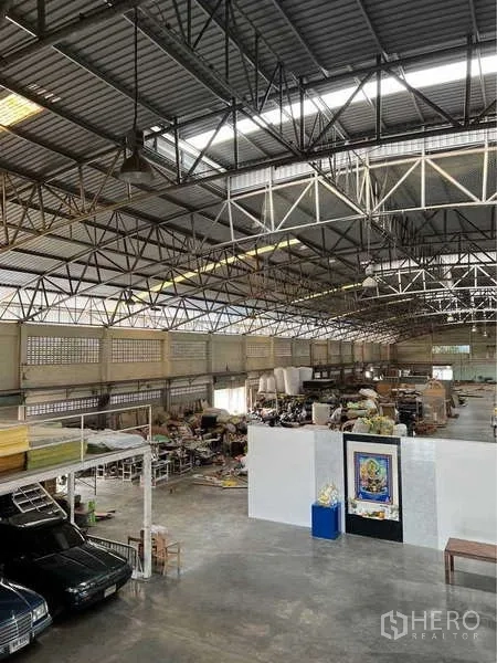 คลังสินค้า ขายในBang Bua Thong, Nonthaburi - ภายในโกดังโปร่งกว้าง โครงหลังคาเหล็ก ช่องรับแสง และพื้นที่จัดเก็บเป็นสัดส่วน.