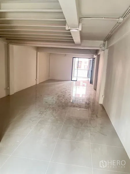 零售空间 出租 - 长进深开间零售空间，亮面地砖与外露梁结构。