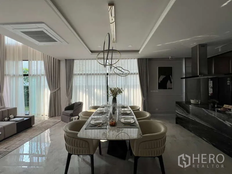 บ้าน ขายในSuan Luang, Bangkok - พื้นที่ทานอาหารเชื่อมครัว โคมไฟเด่น ผ้าม่านสูง