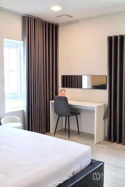 บ้าน ให้เช่าในBang Phli, Samut Prakan - มุมทำงานในห้องนอน โต๊ะสีขาว เก้าอี้ และผ้าม่านทึบ