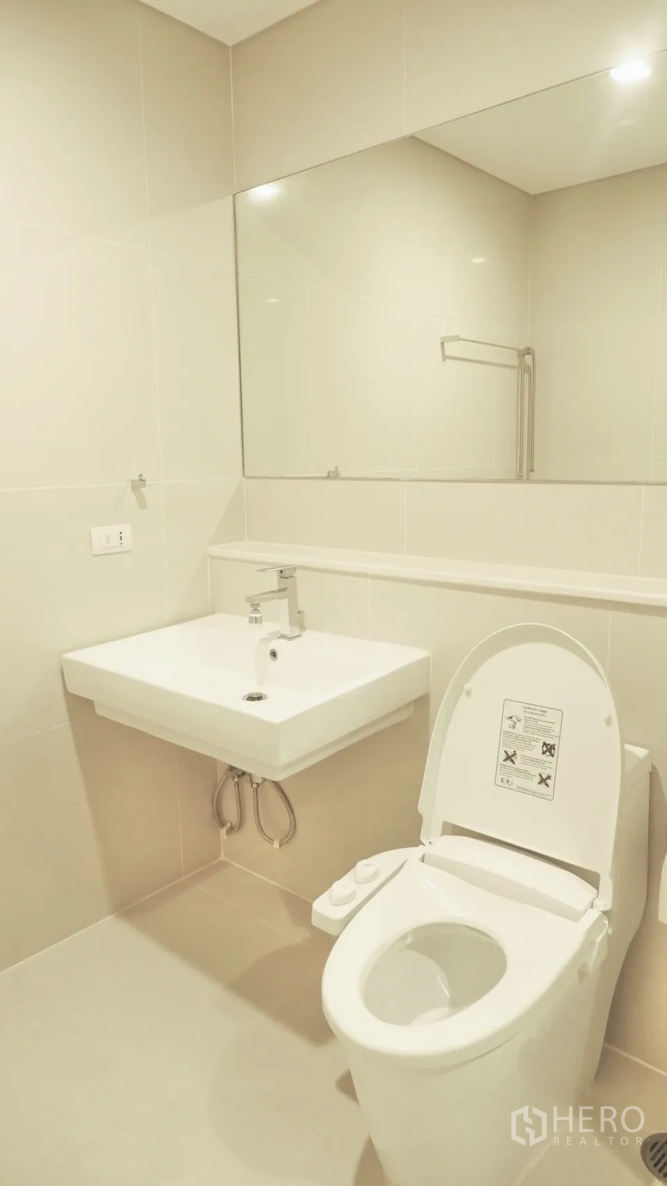 คอนโด ให้เช่าในWatthana, Bangkok - ห้องน้ำสะอาด พร้อมโถสุขภัณฑ์ กระจกบานกว้าง และอ่างล้างหน้าติดผนัง.