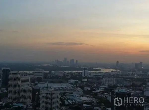 公寓 出租在Khlong Toei, Bangkok - 高层公寓阳台望向日落下的曼谷天际线与河景