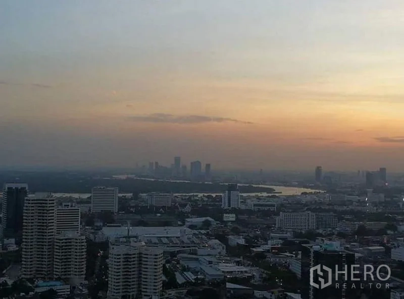 公寓 出租在Khlong Toei, Bangkok - 高层公寓阳台望向日落下的曼谷天际线与河景