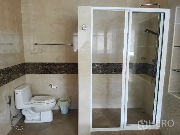 บ้าน ให้เช่าในHuai Khwang, Bangkok - ห้องน้ำพร้อมตู้ฝักบัวกระจกและโถสุขภัณฑ์