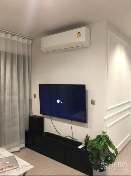 公寓 出租在Ratchathewi, Bangkok - 壁挂电视，上方分体空调，下方电视柜。