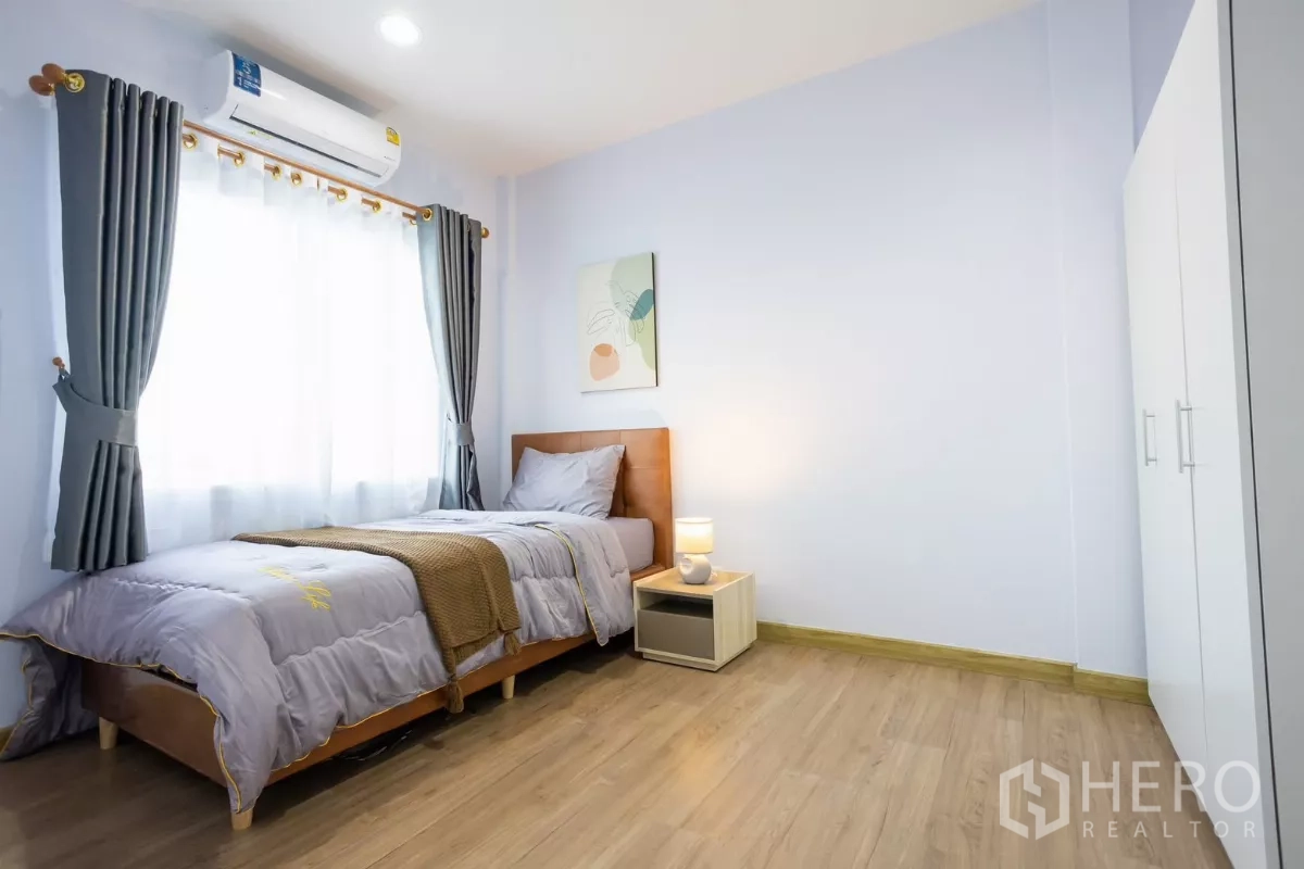 Townhouse for rent - Third bedroom with single bed, wardrobe and wall-mounted air conditioner