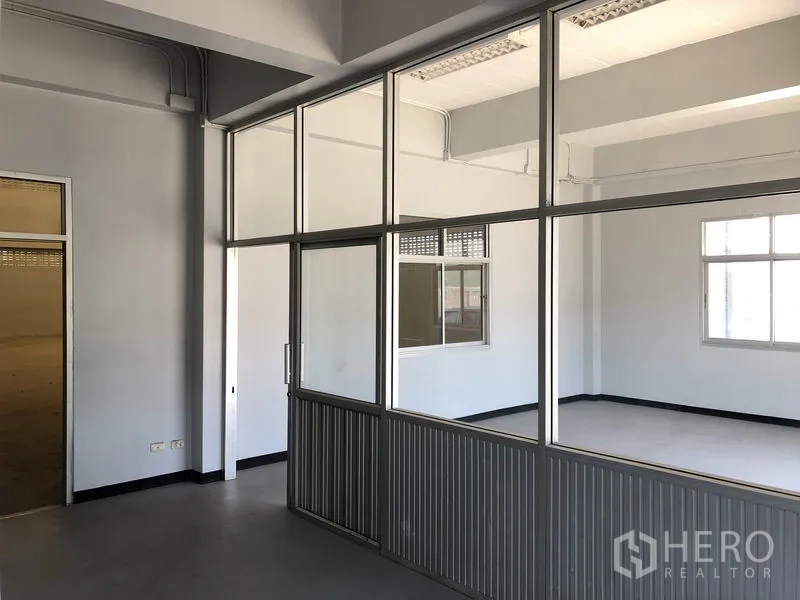 Factory for rent in Lat Lum Kaeo, Pathum Thani - Bright office section with glass walls and sliding door connected to the workspace